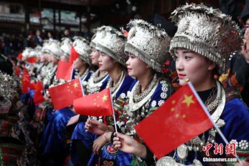 10月18日，貴州省雷山縣西江千戶苗寨民眾身著節(jié)日盛裝觀看中共十九大開幕會直播。<a target='_blank' >中新社</a>記者 賀俊怡 攝