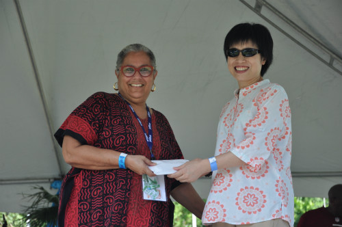 大使夫人鄭春草代表使館捐贈義賣所得。