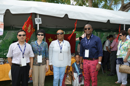 黃親國大使夫婦與巴外長夫婦合影。