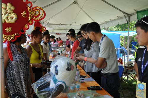 義賣現(xiàn)場。