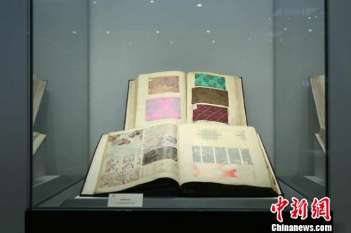 展品——法國絲綢樣本?！堦牢?攝