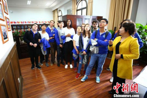 圖為營(yíng)員參觀云南大學(xué)“一帶一路”研究院。　王崴　攝