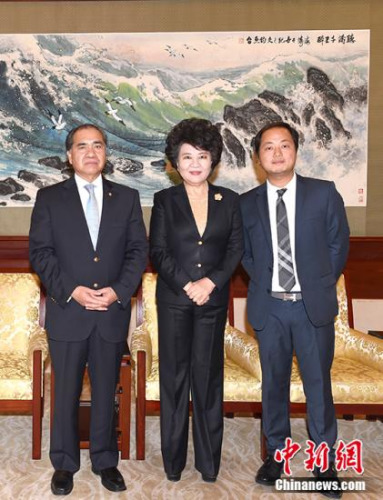 10月27日，國務(wù)院僑務(wù)辦公室主任裘援平在北京會(huì)見智利內(nèi)政部國際調(diào)查局前副總局長阿爾弗雷多·張·周一行。 <a target='_blank' >中新社</a>記者 張勤 攝