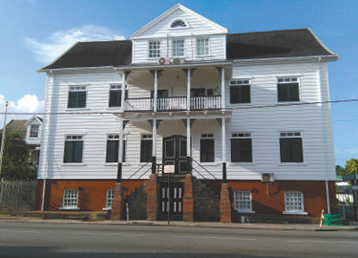 新蘇里南外交部大樓臨街一側(cè)，完整地保留了荷蘭殖民時(shí)期老建筑原汁原味的風(fēng)貌。