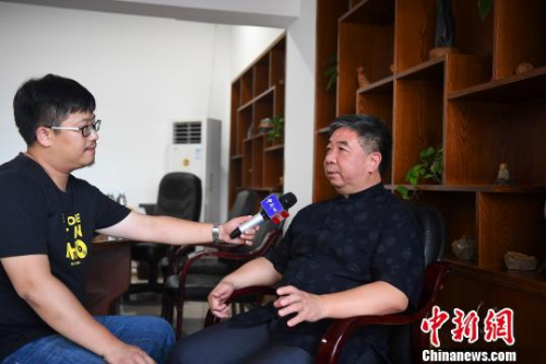 菲律賓僑商、福建省豪友投資集團(tuán)董事長(zhǎng)繆鴻接受<a target='_blank'  >中新網(wǎng)</a>記者專訪?！埍?攝