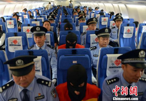 電信網(wǎng)絡(luò)詐騙嫌犯被押解回中國 錢文攀 攝 電信網(wǎng)絡(luò)詐騙嫌犯被押解回中國 錢文攀 攝