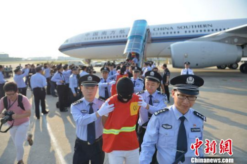 電信網(wǎng)絡(luò)詐騙嫌犯被押解回中國 錢文攀 攝 電信網(wǎng)絡(luò)詐騙嫌犯被押解回中國 錢文攀 攝