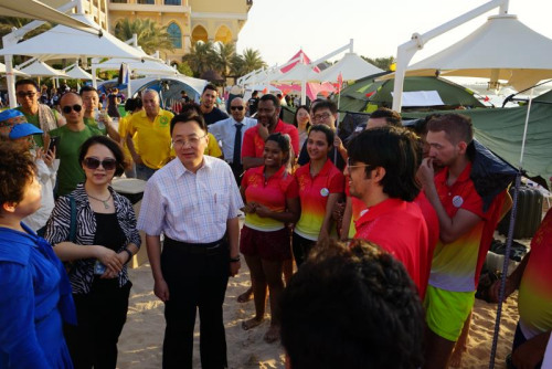 倪堅大使與參賽選手交流。