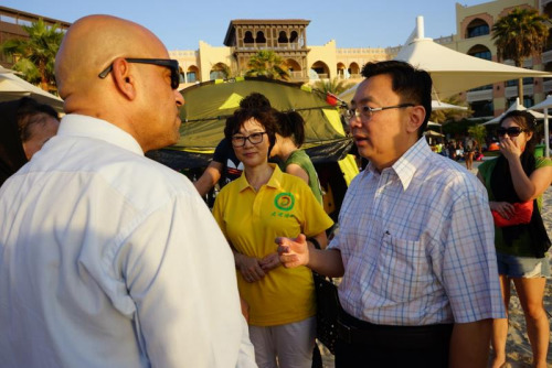 倪堅大使接受當?shù)孛襟w采訪。