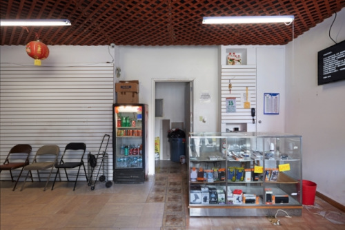 德國藝術(shù)家Omer Fast展出作品，被批評(píng)是歧視華埠。(美國《世界日?qǐng)?bào)》援引James Cohan畫廊網(wǎng)站)