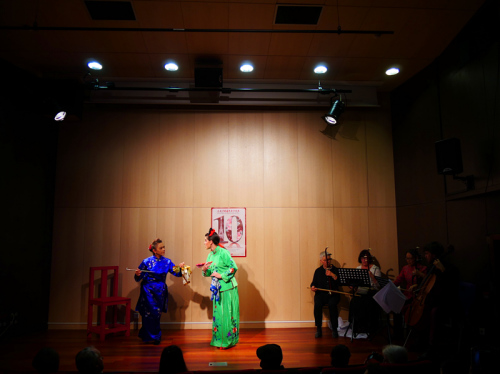 妮姬與梅蘭演出《花為媒》。（《歐洲時報》/李罡 攝）