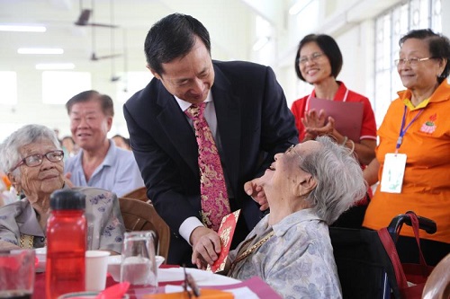 駐加爾各答總領(lǐng)事向老人表示慰問。