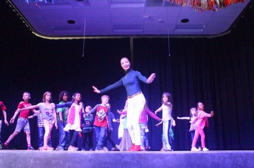 戲劇演員龍宇和小觀眾互動，把戲劇身韻表演和漢字聯(lián)系起來(圖片由華州孔院提供)