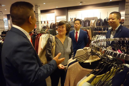 總領(lǐng)事走訪華商。