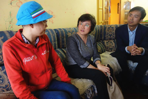 總領(lǐng)事探訪患病留學(xué)生。