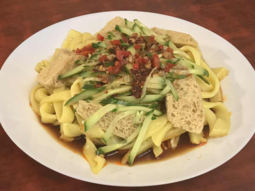 特色的西北美食“釀皮” (英國(guó)《僑報(bào)》) 特色的西北美食“釀皮” (英國(guó)《僑報(bào)》)