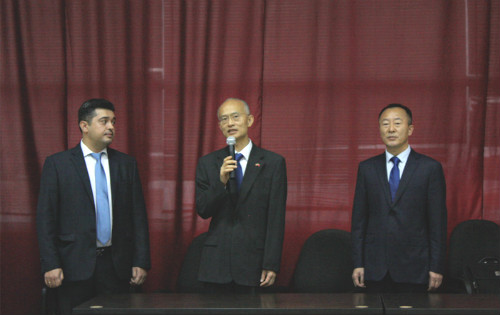 駐摩爾多瓦大使張迎紅講話。