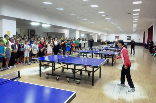 大使夫人與參賽運動員進(jìn)行友誼賽。