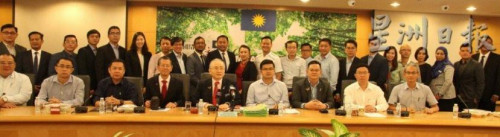 魏家祥(前排中)就增建10所全新華小與搬遷6所華小與發(fā)展商進行協(xié)調(diào)會議。前排左起為蕭開文、彭震祖、陳國釧及邱思祥；右起為黃時榮、吳佛欽、劉亞強及廖國振。(馬來西亞《星洲日報》)