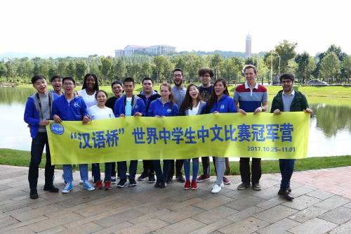 往屆“漢語橋”世界中學(xué)生中文比賽冠軍合照