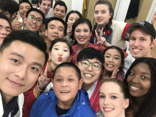 往屆“漢語橋”世界中學(xué)生中文比賽冠軍自拍照