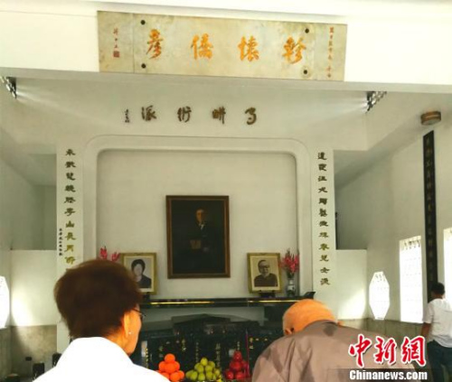 莊氏先祖莊萬里，生前是菲華著名儒商僑領(lǐng)，曾出資援建臺灣“中國文化大學”，并從海外廣為收購離散國寶自建“兩塗軒”珍藏，在大陸和臺灣都廣有人脈。靈堂里懸掛著兩岸及菲華政經(jīng)、僑界名人題寫的牌匾?！￡P(guān)向東 攝