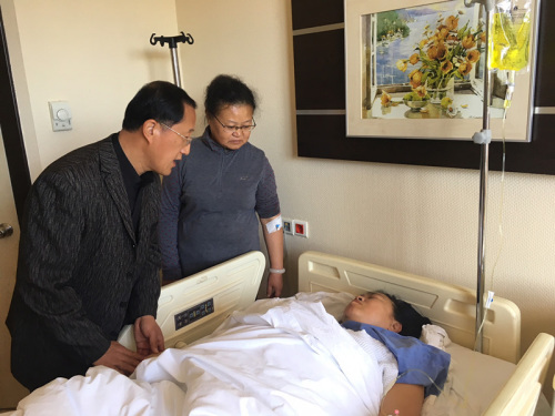 倪副總領事看望重傷游客。