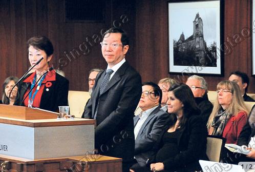 社會(huì)規(guī)劃師黃永安(中)周二在溫市議會(huì)，介紹就歧視歷史向華人道歉的準(zhǔn)備工作。左為溫哥華助理市政經(jīng)理區(qū)韻宜。（加拿大《星島日?qǐng)?bào)》）