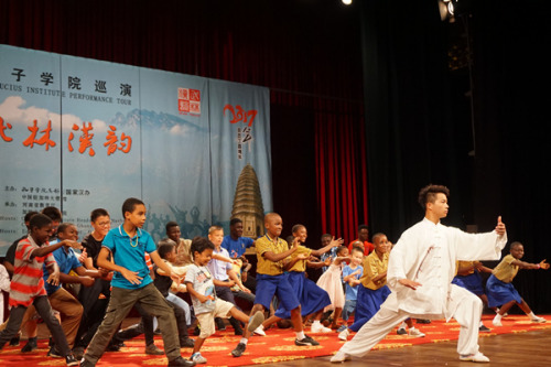 加納兒童登臺練習(xí)武術(shù)。