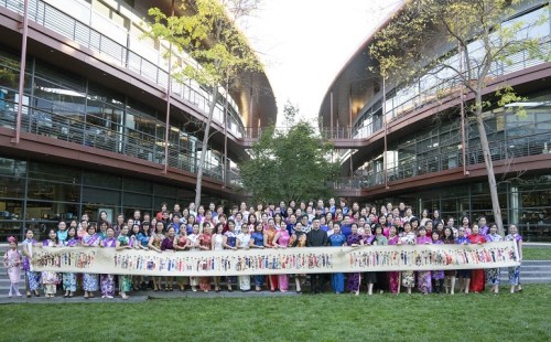 參加旗袍長卷拍攝活動的灣區(qū)女性合影。