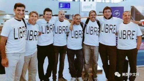 老同學(xué)們穿統(tǒng)一的上衣合影(美國中文網(wǎng)微信公眾號圖片) 老同學(xué)們穿統(tǒng)一的上衣合影(美國中文網(wǎng)微信公眾號圖片)