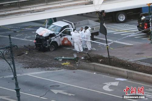 圖為工作人員在紐約曼哈頓西側(cè)快速路勘驗(yàn)肇事車輛。