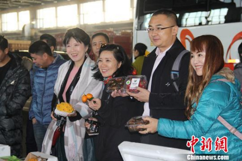 圖為海外華文媒體高層代表在新疆九鼎農(nóng)貿(mào)市場采訪。　袁晶 攝