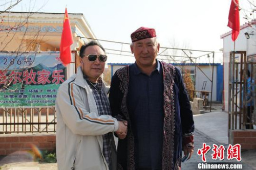 圖為新西蘭中華新聞通訊社副總編任雪冬與新疆兵團哈薩克族牧民合影?！≡?攝