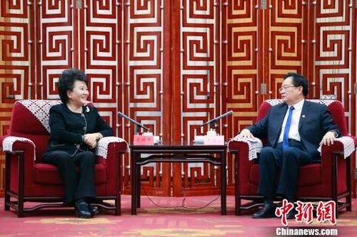 11月2日，青海省委書記王國生（右）在西寧市勝利賓館會見國務(wù)院僑辦主任裘援平，詳細(xì)了解“僑愛工程——點(diǎn)亮藏區(qū)牧民新生活”青海項目有關(guān)情況?！『F龍　攝