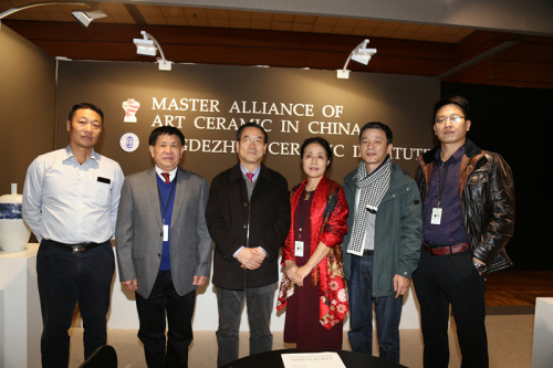 參加展覽的部分陶瓷藝術(shù)家。（《歐洲時(shí)報(bào)》/記者黃冠杰 攝）