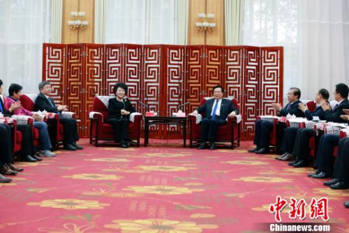 11月2日，青海省委書記王國生(右)在西寧市勝利賓館會見國務(wù)院僑辦主任裘援平，詳細(xì)了解“僑愛工程——點(diǎn)亮藏區(qū)牧民新生活”青海項目有關(guān)情況?！『F龍 攝