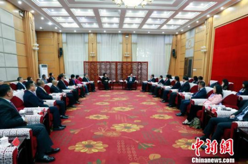 11月2日，青海省委書記王國生在西寧市勝利賓館會見國務(wù)院僑辦主任裘援平，詳細(xì)了解“僑愛工程——點(diǎn)亮藏區(qū)牧民新生活”青海項目有關(guān)情況?！『F龍 攝