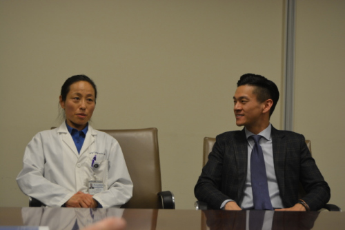 州針灸委員會主席、高地醫(yī)院中西醫(yī)結(jié)合部主任醫(yī)師李穎（左）表示，若能加大針灸在醫(yī)療保險系統(tǒng)中的報銷，將有利于推廣中醫(yī)執(zhí)業(yè)。（美國《世界日報》／劉先進 攝）