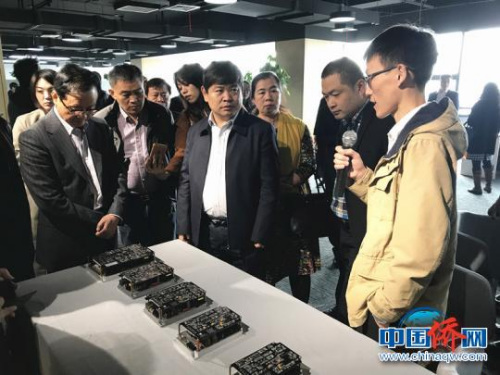 走進位于南京“僑夢苑”七樓的中美科技創(chuàng)新中心，僑商會代表紛紛與落戶的僑資企業(yè)接洽交流，尋找合作商機?！铑伌取z