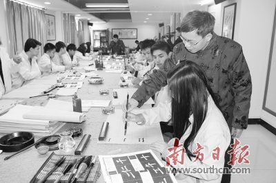 廣東省僑辦組織海外華裔青少年來(lái)粵學(xué)習(xí)中國(guó)傳統(tǒng)文化。