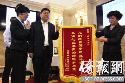 圖為紀欣然父母表達對南加州支持者表達感謝。(美國《僑報》記者聶達 攝)