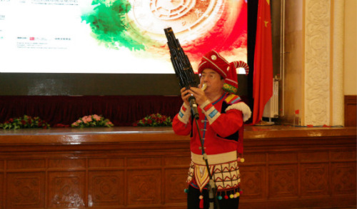 活動現(xiàn)場中國民樂表演。