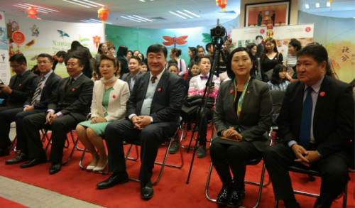 邢大使與朝格卓勒瑪部長共同觀看節(jié)目。