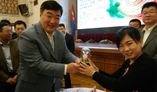 蒙古民眾體驗中國民俗捏泥人。