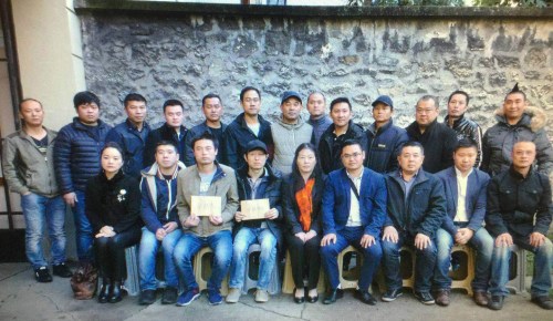 巴黎華助中心看望被打中國同胞。（《歐洲時報》/記者黃冠杰 攝）