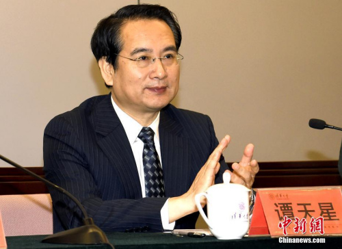 11月6日，由國務院僑辦、中國海外交流協(xié)會主辦，清華大學繼續(xù)教育學院承辦的第53、54、55、56期僑領研習班開班儀式在清華大學舉行。國務院僑辦副主任譚天星出席開班儀式并致辭。<a target='_blank' >中新社</a>記者 張勤 攝