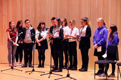 學(xué)生代表紛紛上臺分享學(xué)習(xí)經(jīng)驗(yàn)。