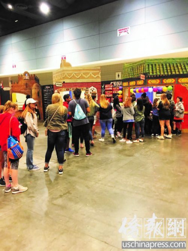 中國美食攤點前排隊的學生。（美國《僑報》/楊建平 攝)