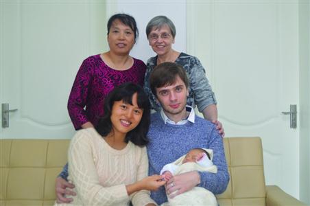 亞當(dāng)（前排右一）一家?！【Y料照片